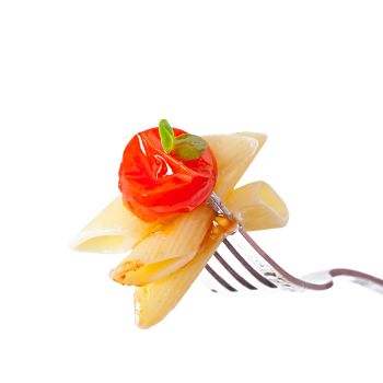 tenedor con pasta y tomate cherry