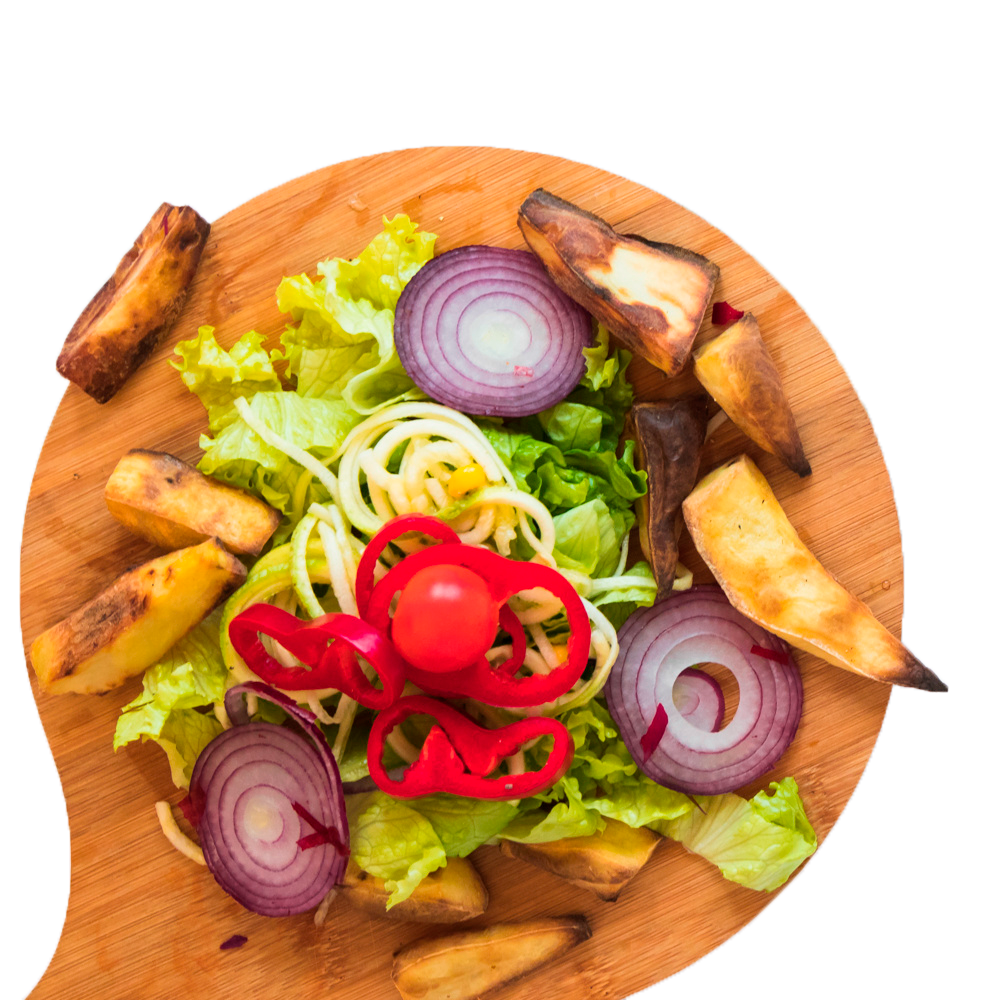 plato con ensalada y patatas