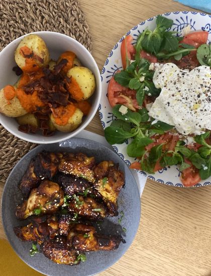 mesa con platos cocinados por Carla