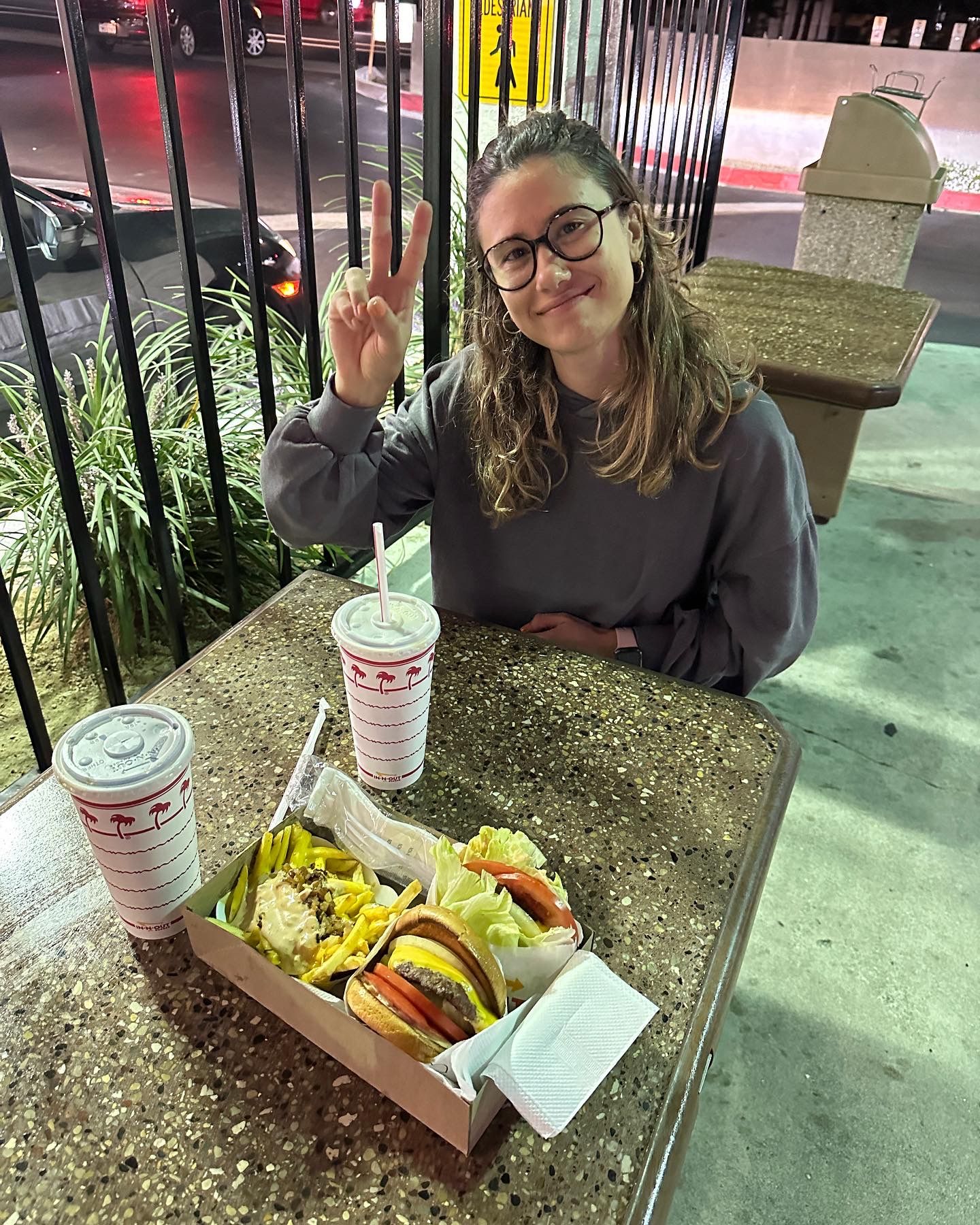 Carla posando con una hamburguesa