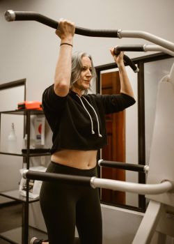 mujer entrenando en un gimnasio